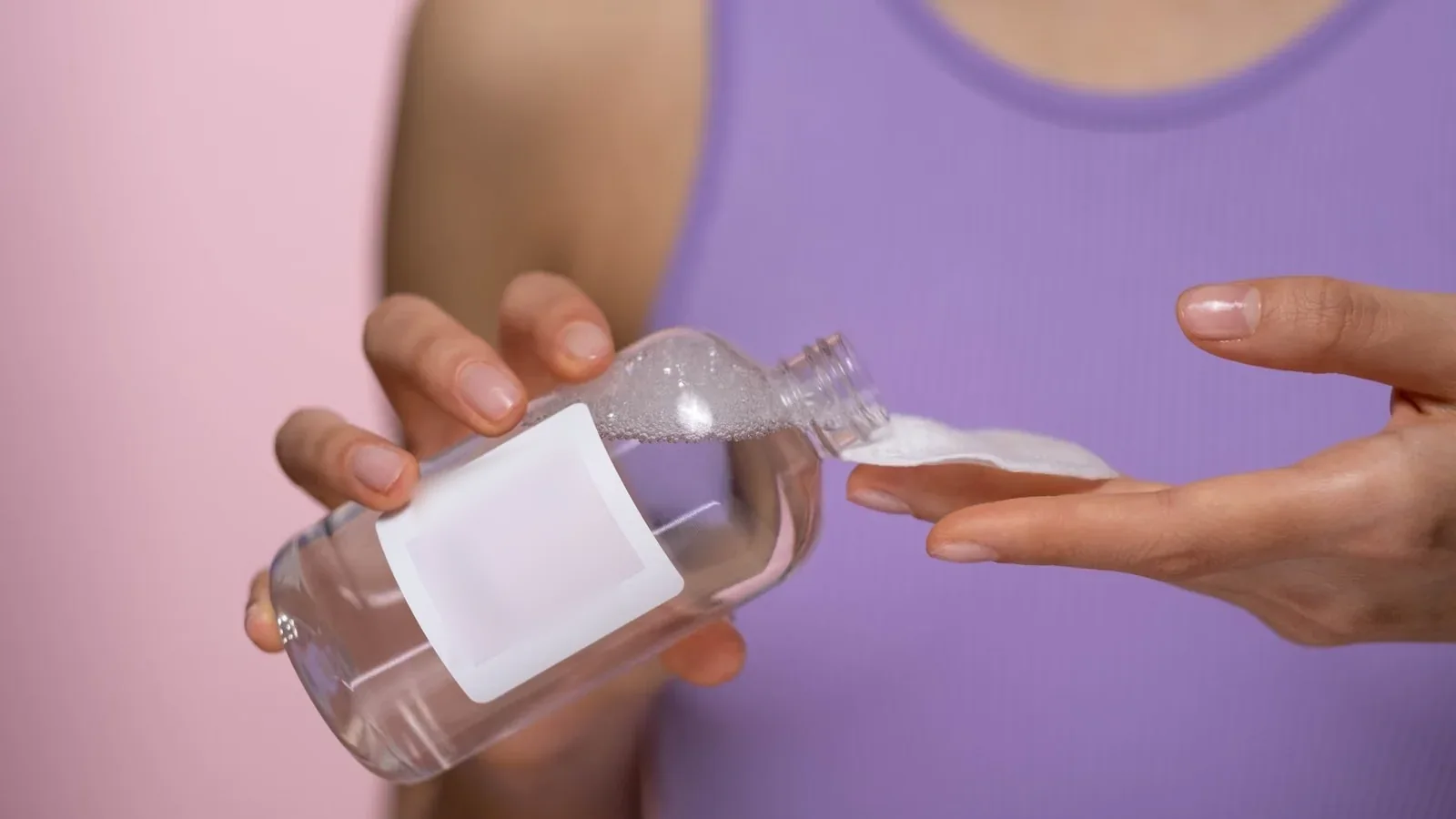 Pamuğa micellar su döken eller